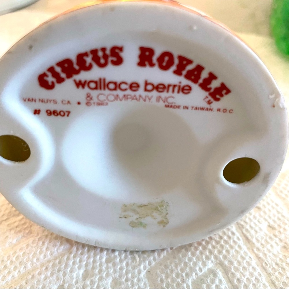 Circus Royale Seated Woman Colorful Great Detail in Good Condition 80’s ceramic - Picture 4 of 5